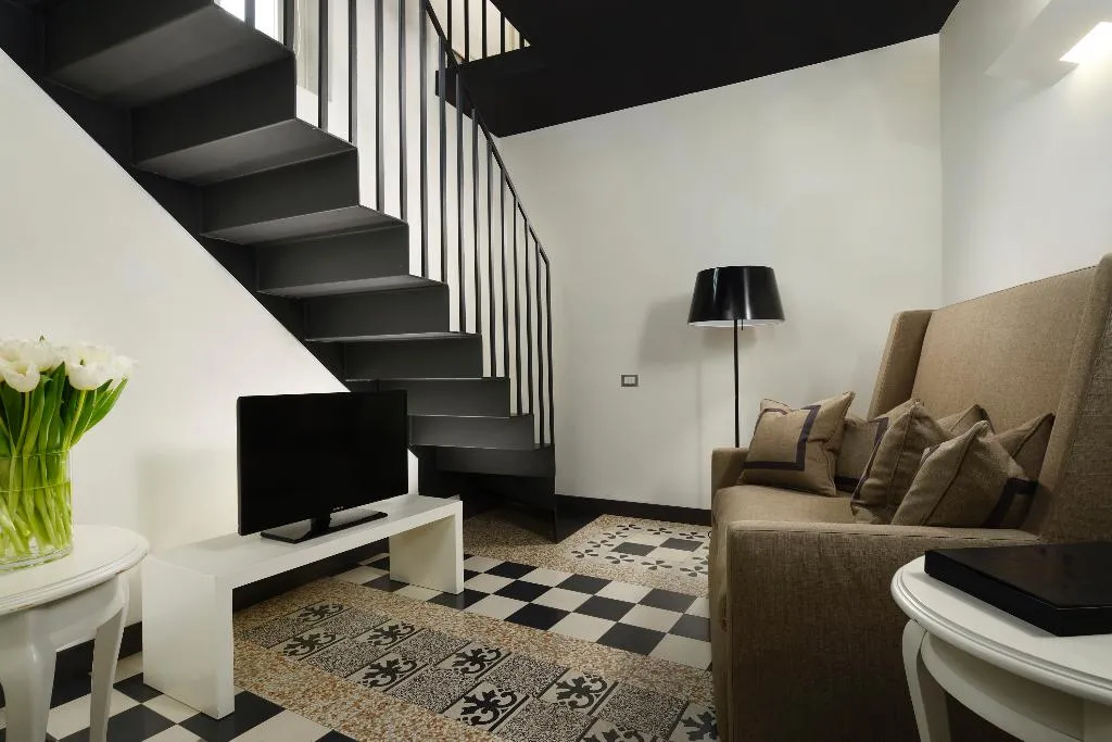 Room, Universo, Florence