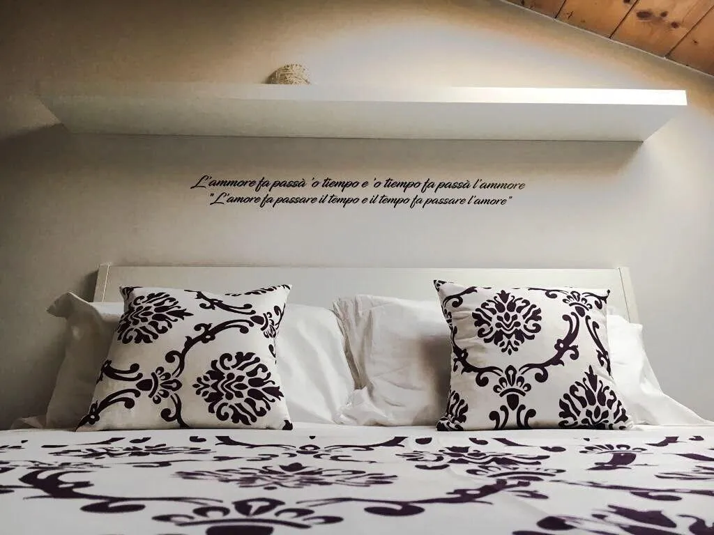 Room, Na Bona Nuttata, Naples