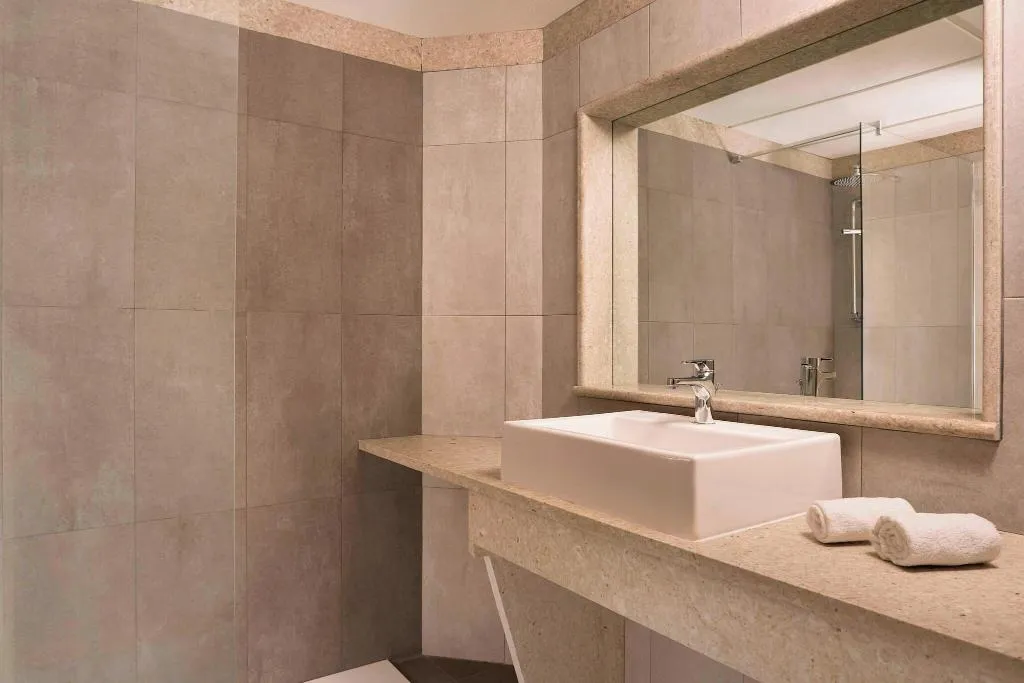 DOUBLE CLASSIC QUEEN BED Room, Four Points by Sheraton Catania Hotel & Conference, Catania