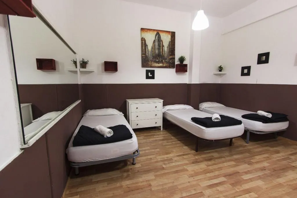 QUADRUPLE COMFORT Room, Break N Bed Hostel, Barcelona
