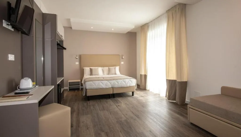 Room, Mayer, Venice