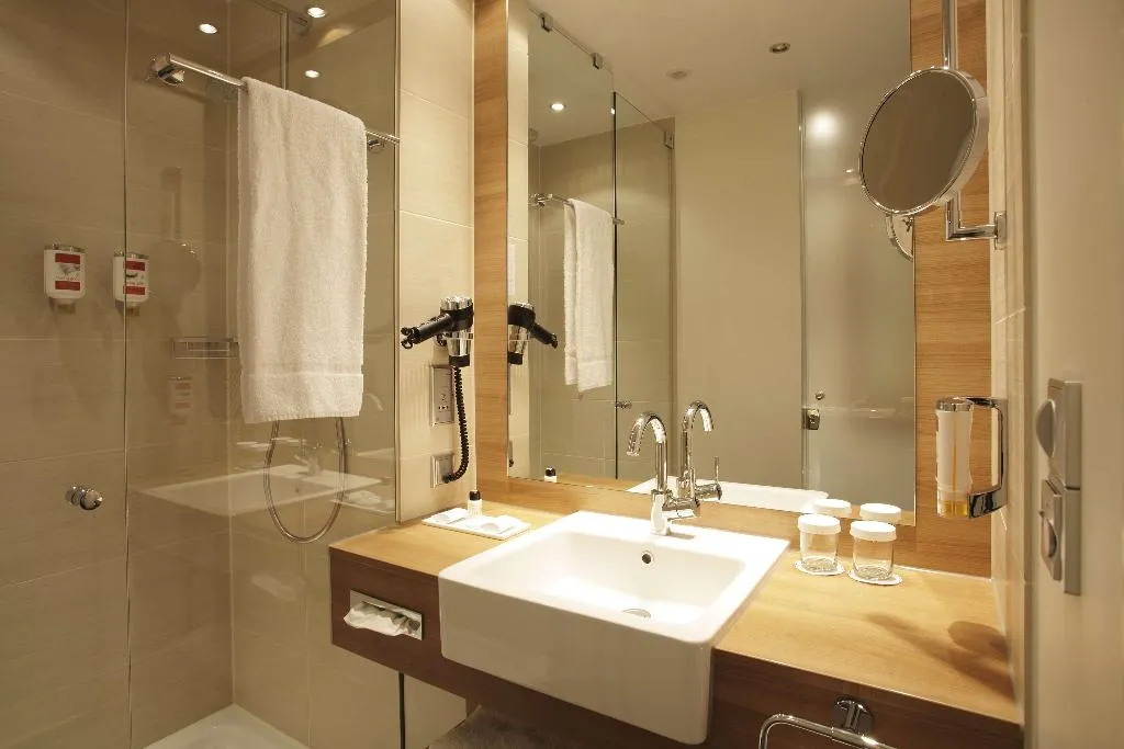 Room, H4 Hotel Berlin Alexanderplatz, Berlin