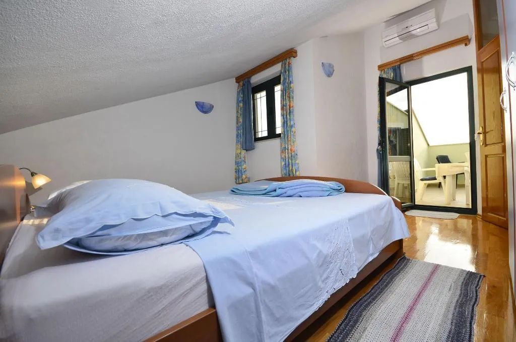 Room, House Topic, Split