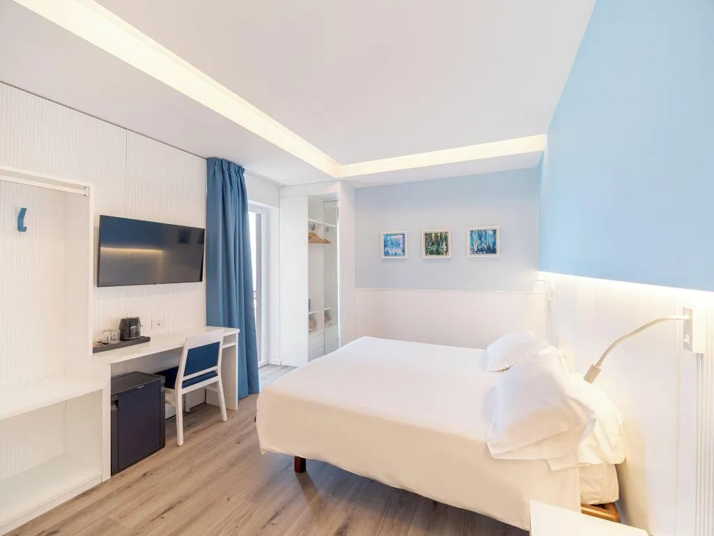 DOUBLE CLASSIC QUEEN BED Room, Hotel Cristina, Naples