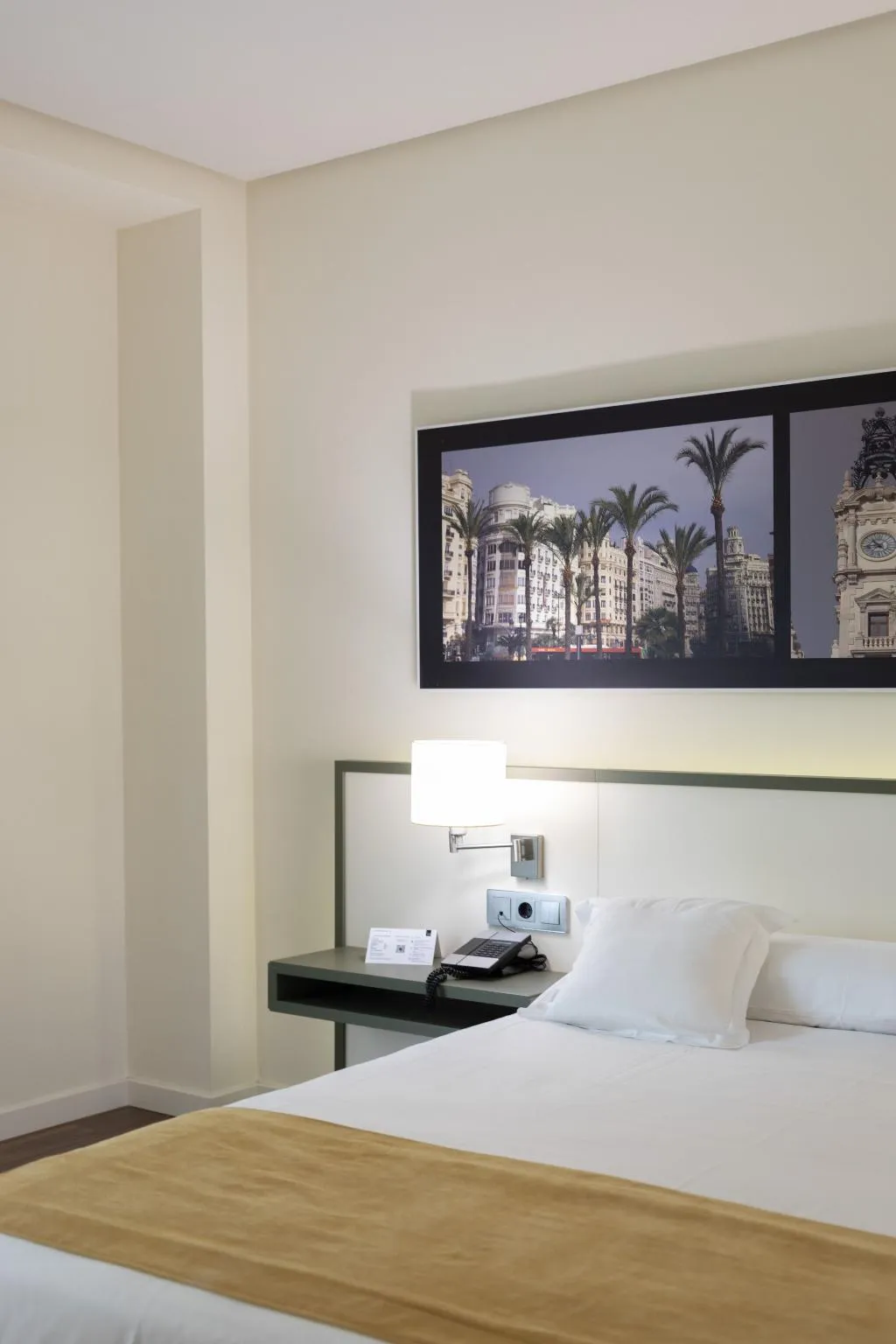 FAMILY ROOM THREE BEDS Room, Primus Valencia, Valencia