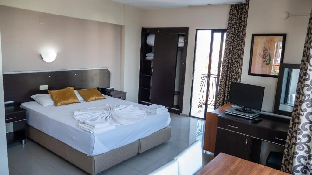 Room, Melike, Izmir