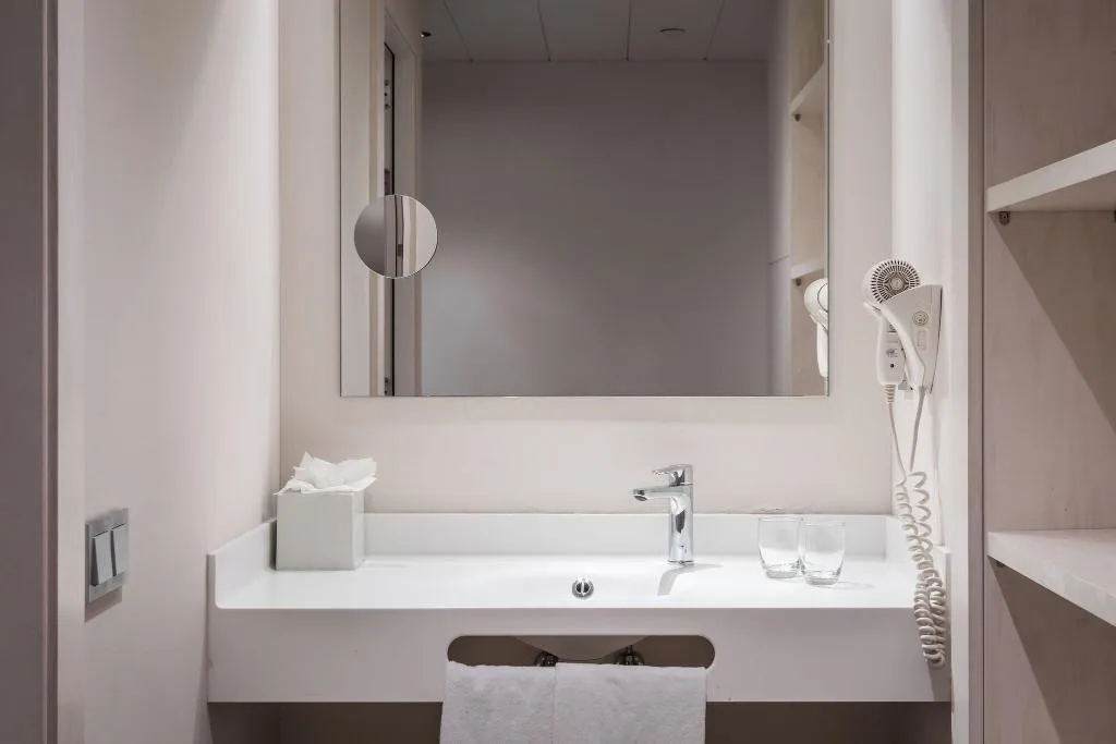 JUNIOR SUITE QUEEN SIZE BED Room, SB Plaza Europa, Barcelona