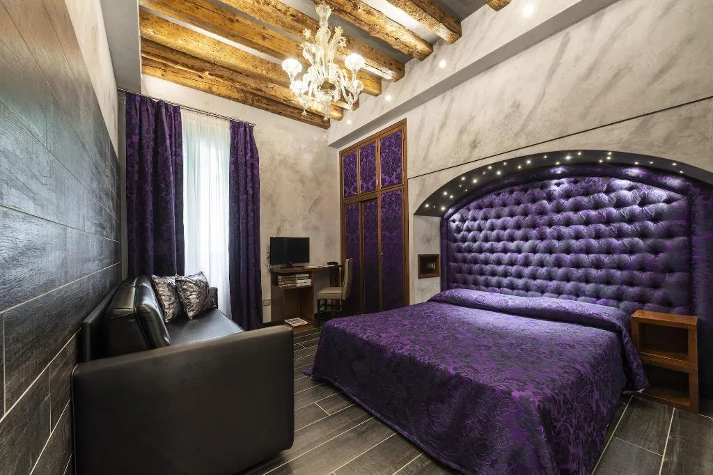 Room, Abbazia, Venice