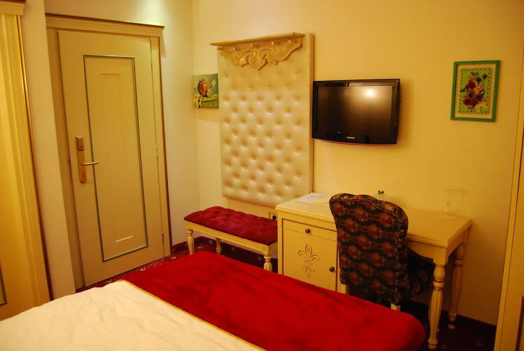 Room, 2 Kitarrat, Durres