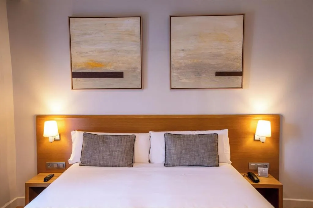 Double or Twin CITY VIEW QUEEN BED Room, Arc La Rambla, Barcelona