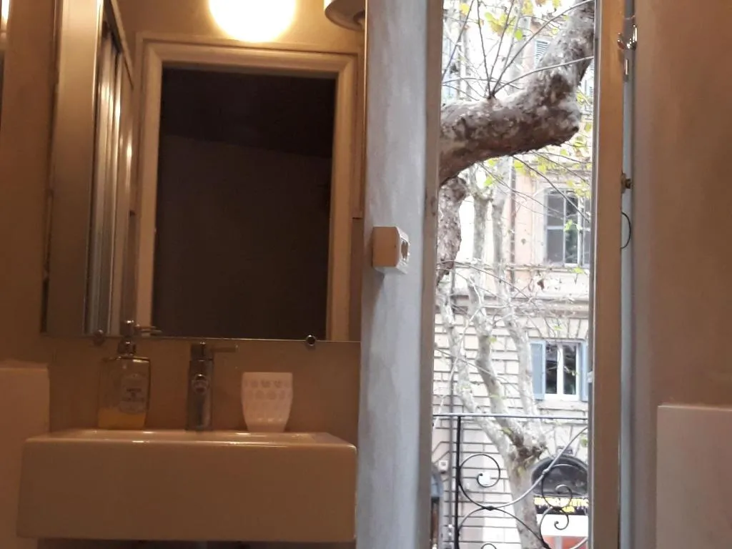 Room, 2 Be Home Colosseo, Naples