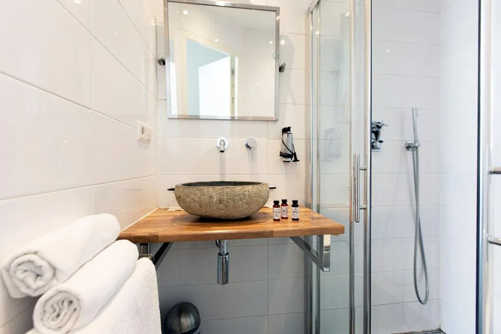 SINGLE STANDARD Room, Quentin Golden Bear Hotel, Amsterdam