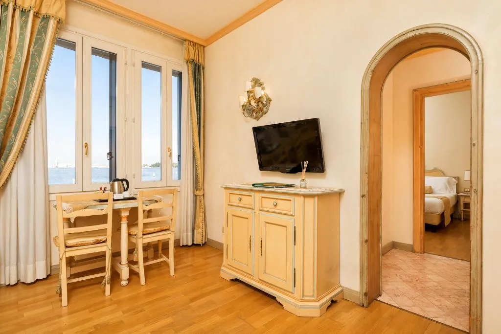 SUITE WITH BALCONY Room, Hotel Villa Laguna, Venice