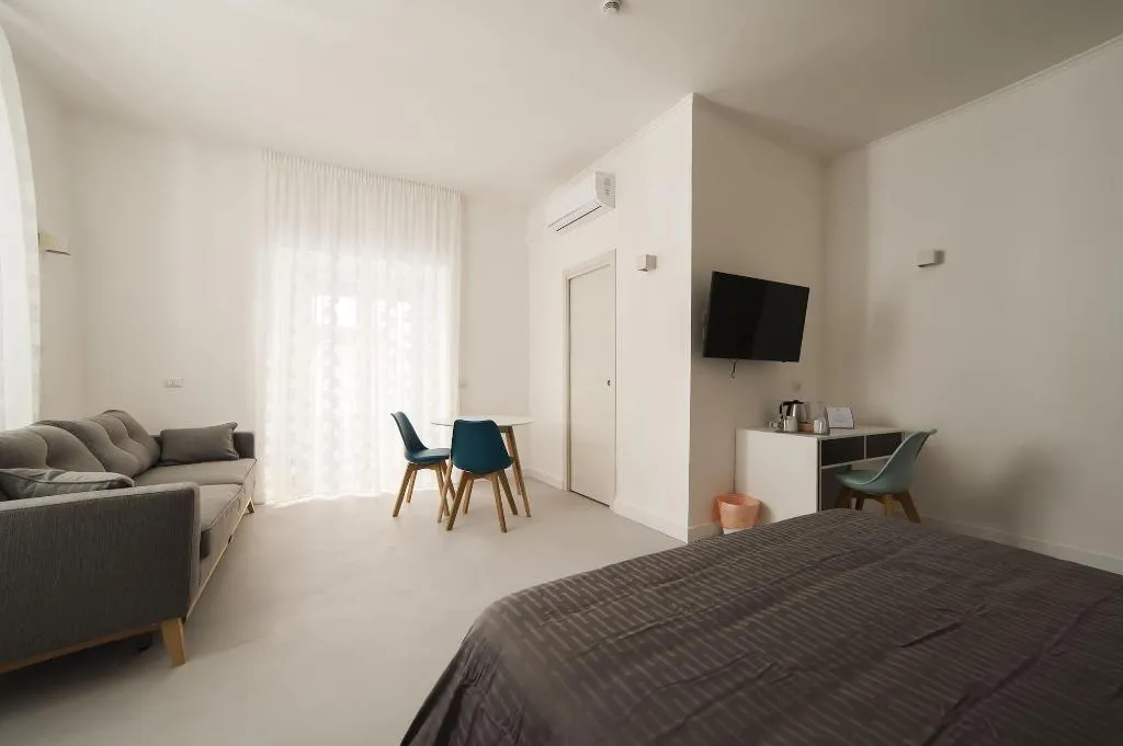 Room, Dada Suite, Naples
