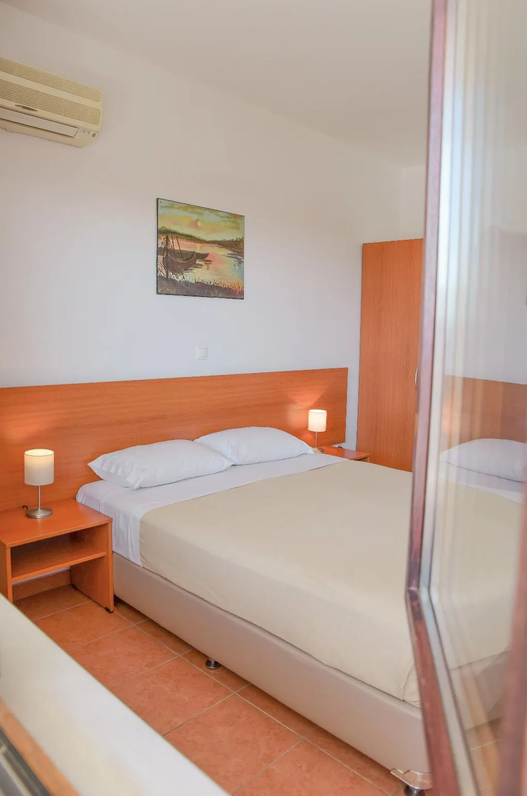 Room, Helena Christina, Rhodes