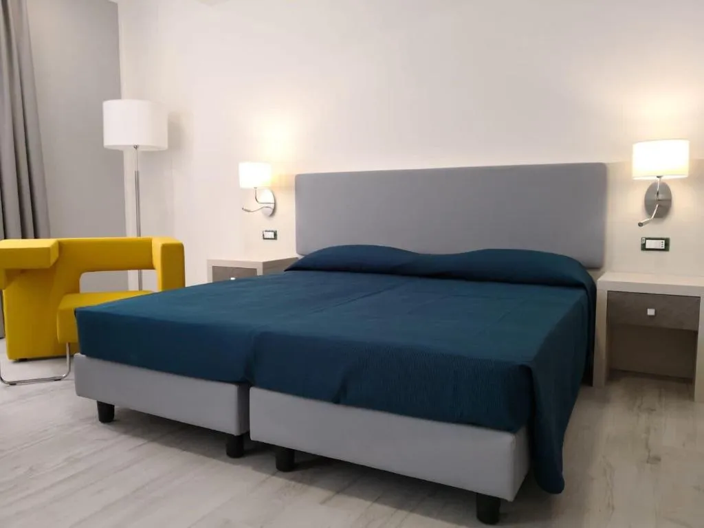 Room, Grand Hotel Del Lago, Palermo