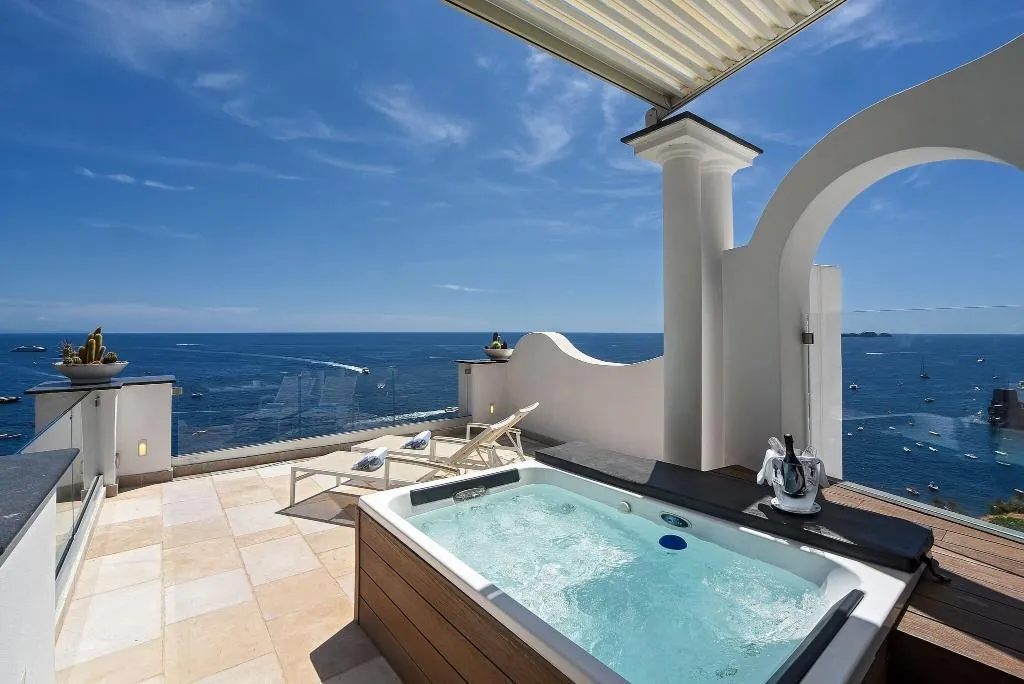 Pool, Montemare, Naples