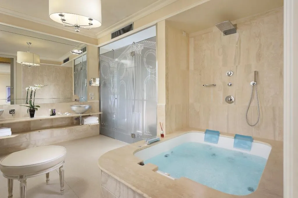 SUITE WITH PRIVATE POOL Room, Brunelleschi Hotel, Florence