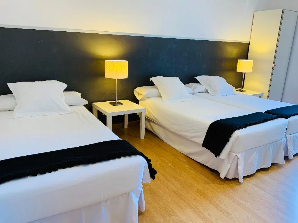 TRIPLE Shared external bathroom Room, Super Balmes Guest House, Barcelona