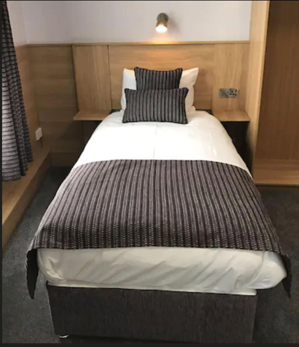 SINGLE STANDARD Room, Kennedy's Pub Drumcondra, Dublin