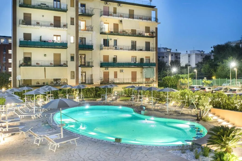 Pool, Leone, Naples