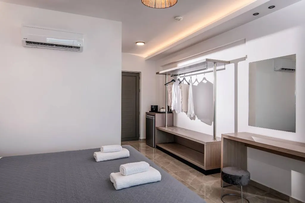 Room DELUXE WITH PRIVATE POOL Room, Ebenus Suites "by Checkin", Crete