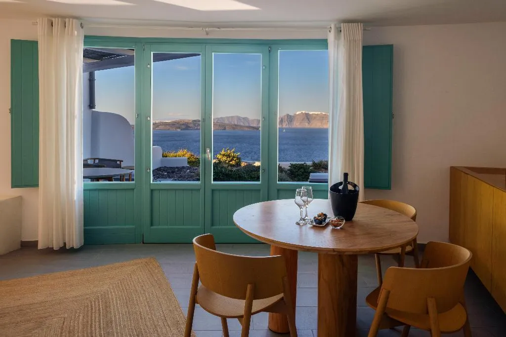 SUITE DELUXE WITH PRIVATE POOL Room, Neptune Luxury Spa Suites, Santorini