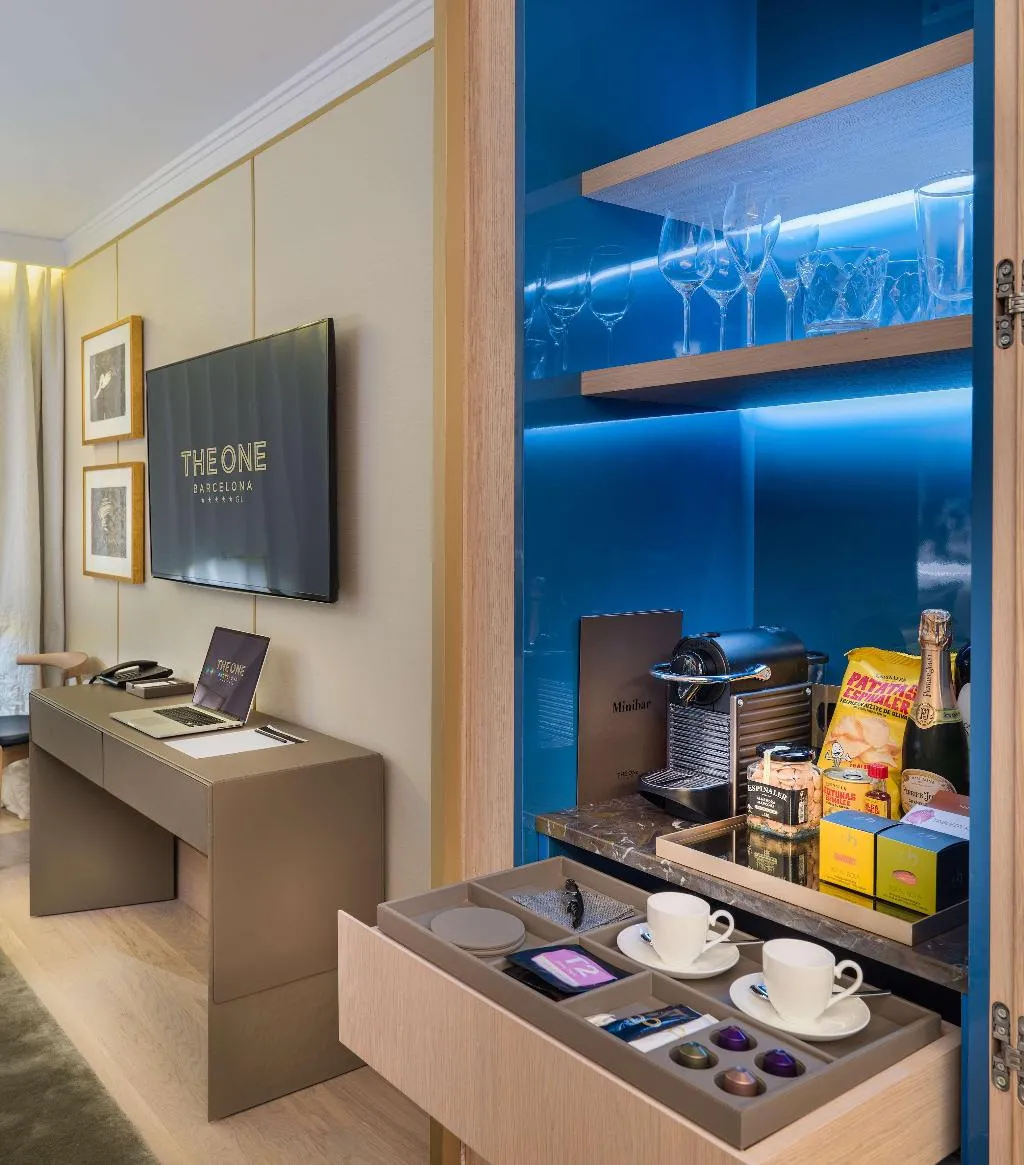 JUNIOR SUITE STANDARD Room, The One Barcelona, Barcelona