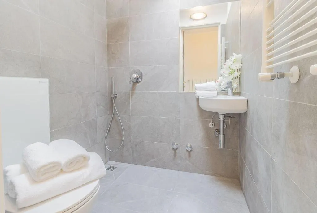 Room, Thea Monza, Milan