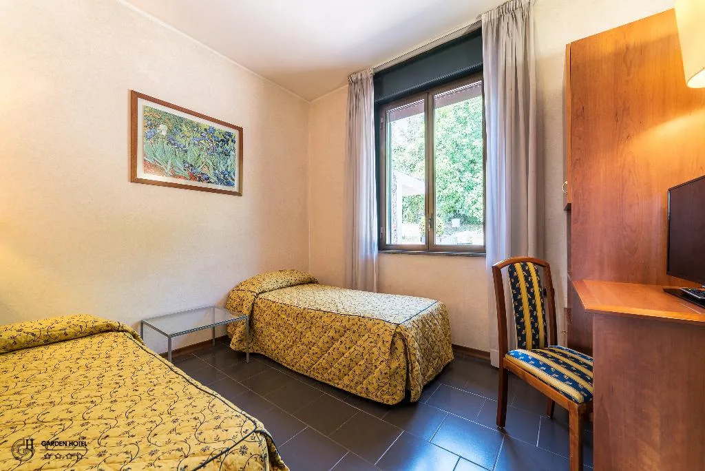 QUADRUPLE CLASSIC Room, Garden Hotel, Umbria
