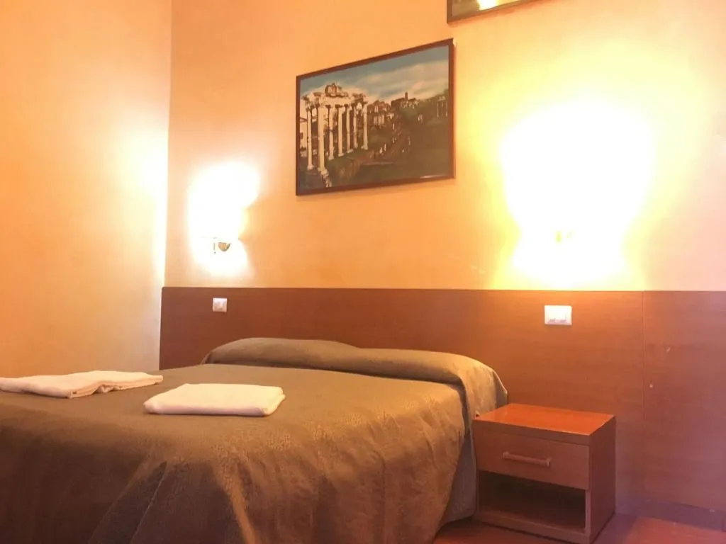 Room, Best Location In Rome, Naples