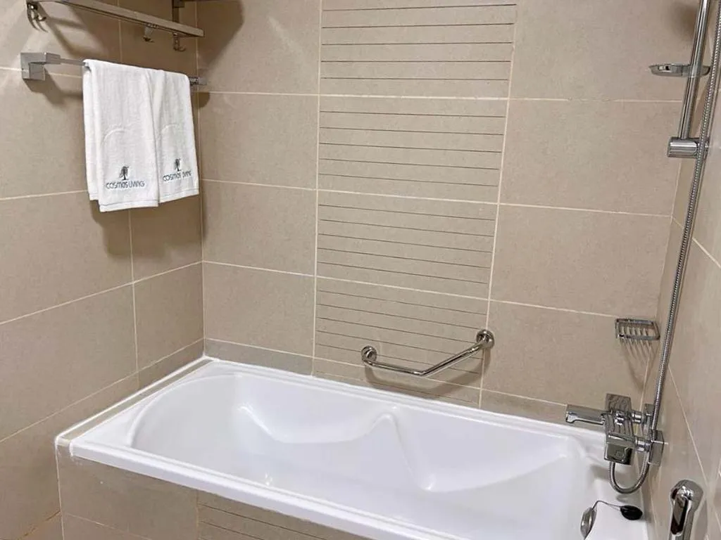 STUDIO ONE BEDROOM ONE BATHROOM Room, Goldcrest Executive, Dubai