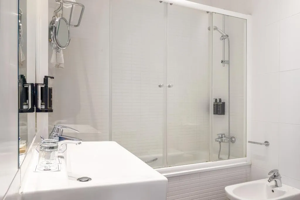 SINGLE STANDARD Room, Dorma Victoria Palace, Madrid