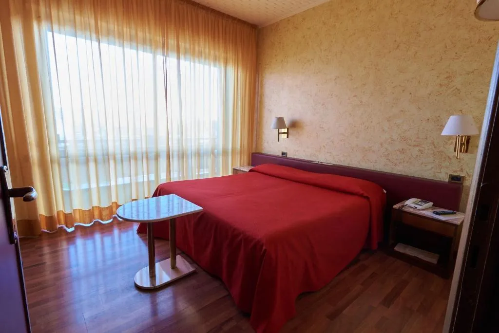 Room, Atlantic, Milan