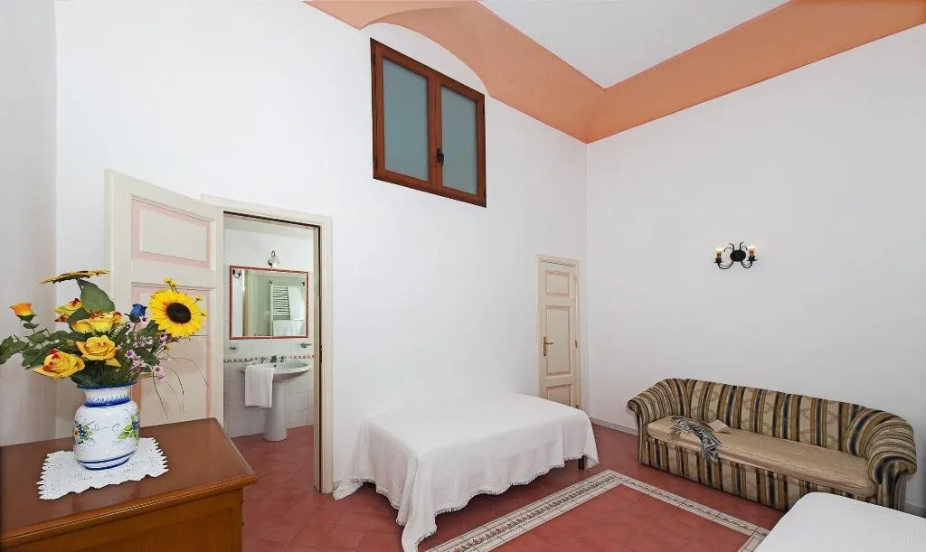 Room, California, Naples