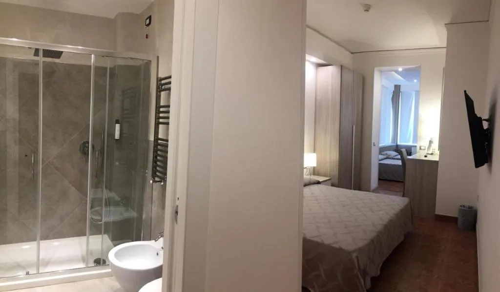 QUADRUPLE STANDARD Room, Alinari, Florence