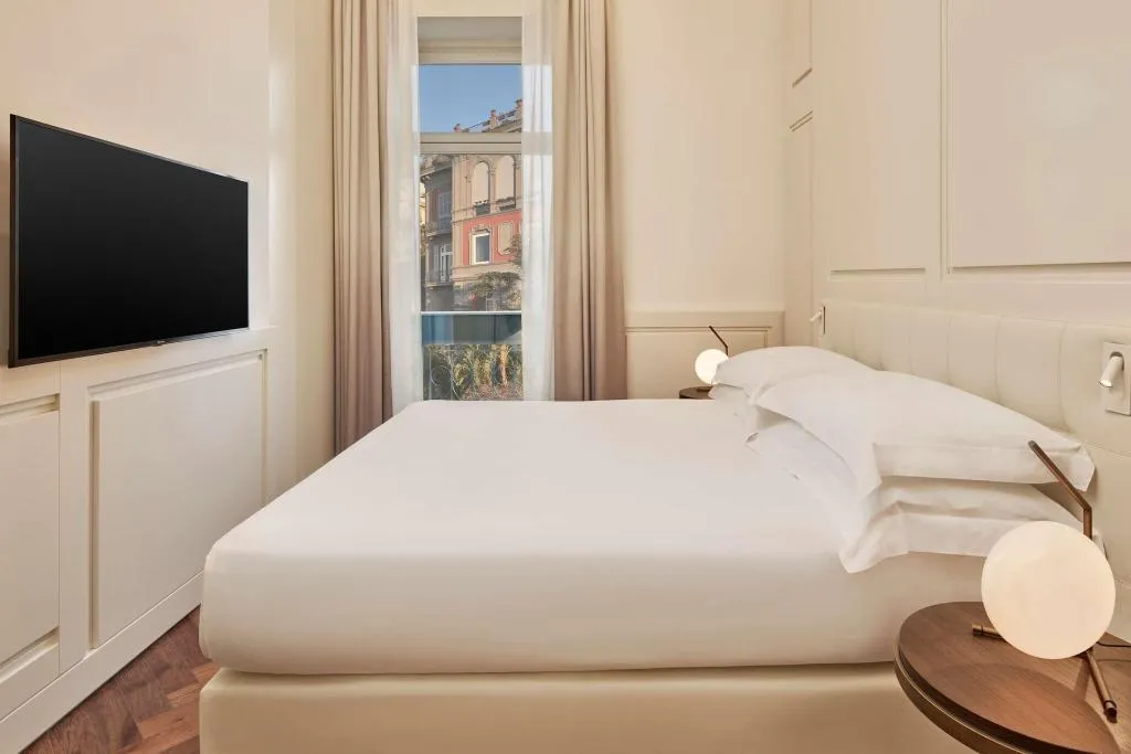 SUITE KING SIZE BED Room, de Bonart Naples-Curio Collection by Hilton, Naples