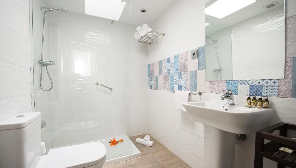 VILLA CAPACITY 6 THREE BEDROOM Room, Ona Aucanada, Majorca