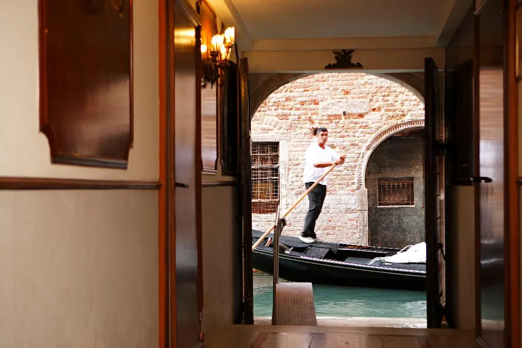 Sports and Entertainment, Kette, Venice