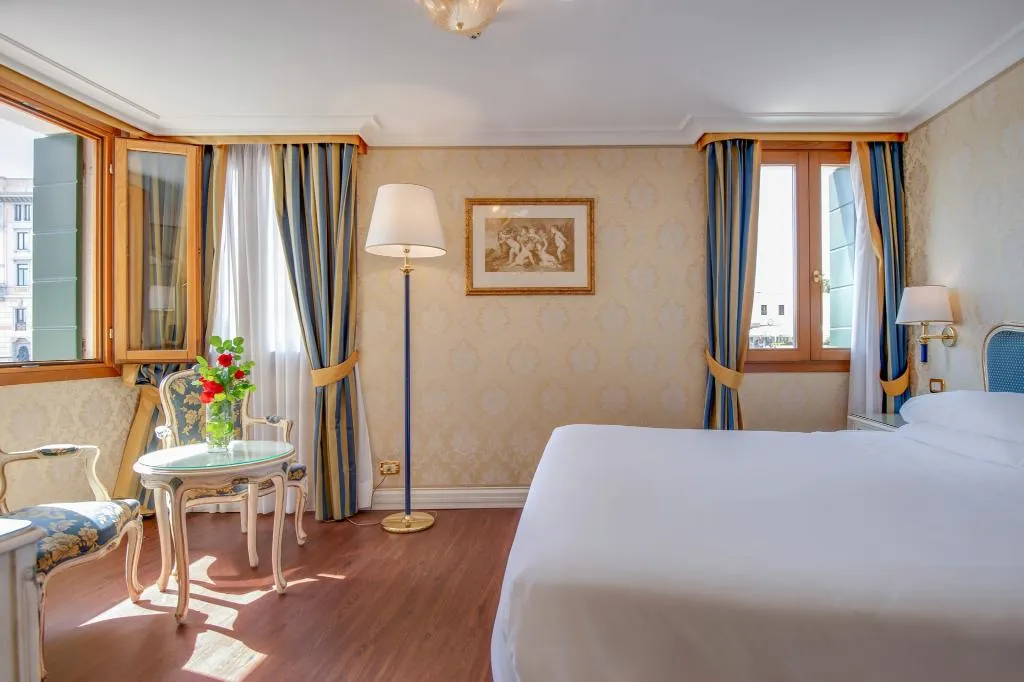 Double or Twin DELUXE CANAL VIEW Room, Antiche Figure, Venice