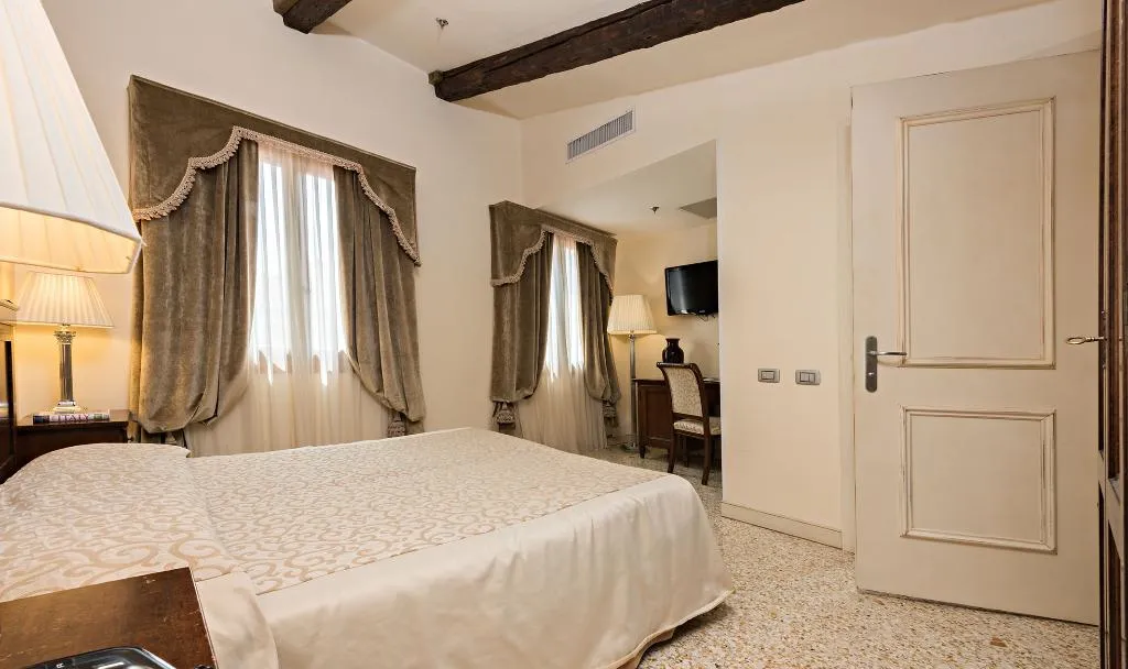 DOUBLE SUPERIOR Room, dell'Opera, Venice