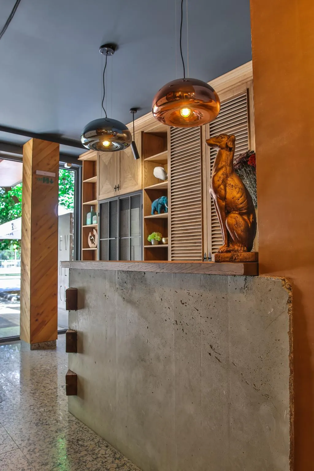 Lobby, Reverence, Varna
