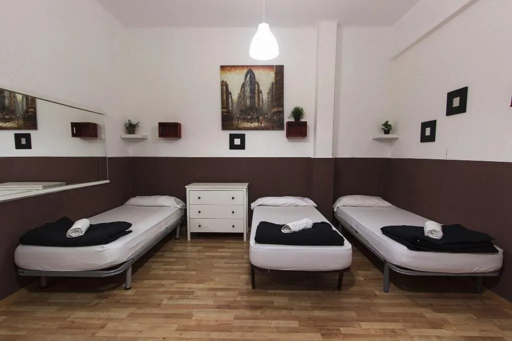 QUADRUPLE COMFORT Room, Break N Bed Hostel, Barcelona