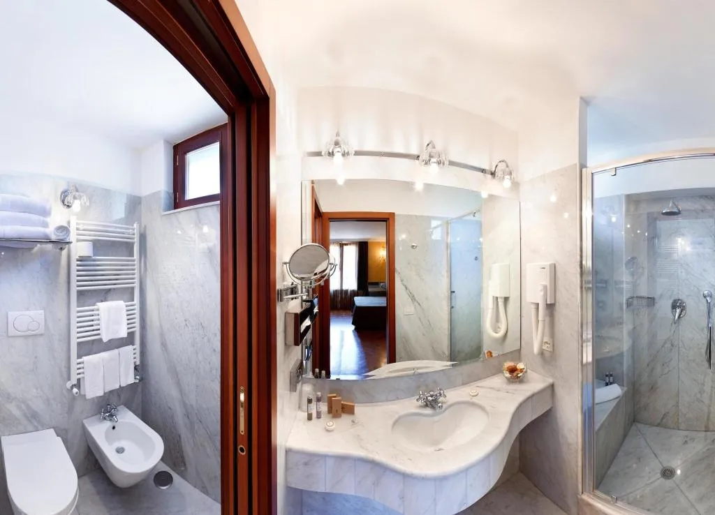 TWIN DELUXE SEA VIEW Room, Hotel Palazzo Guardati, Naples
