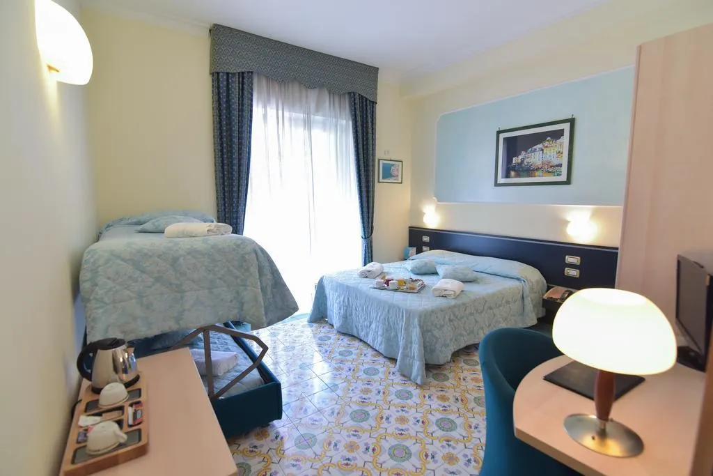 FAMILY ROOM CLASSIC Room, Hotel Santa Lucia, Naples