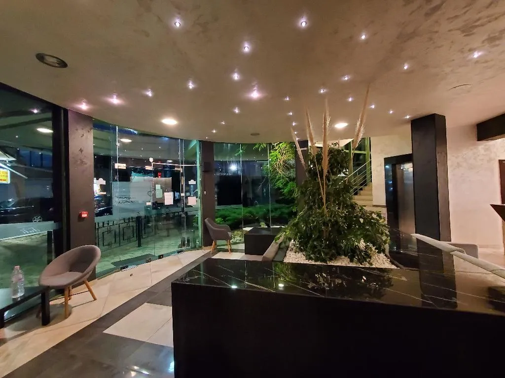 Lobby, Juli, Bourgas