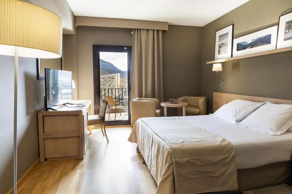 Double or Twin STANDARD Room, Parador de la Seu d'Urgell, Costa Brava
