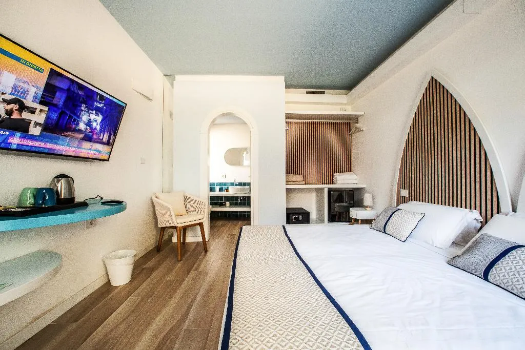 FAMILY ROOM TWO BEDROOMS TWO BATHROOMS Room, New Barcavela Hotel, Cagliari