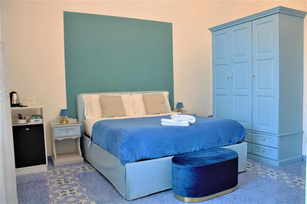 Room, Piazza Tasso B B, Naples