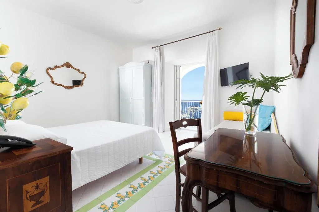 Room, Smeraldo, Naples